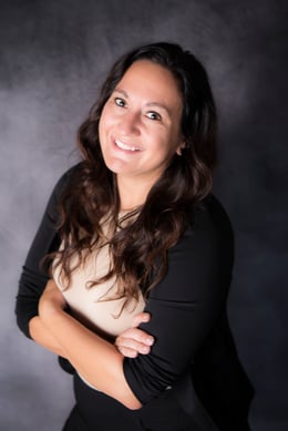 Robyn Lee headshot black